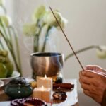 foto de materiales de santería, inciensos, velas