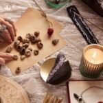 mesa de tarot con velas y materiales de santería