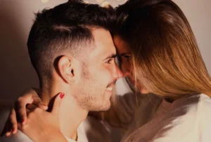 Pareja con la frente unida y sonriendo; amarres de amor personalizados con atención confidencial por WhatsApp.